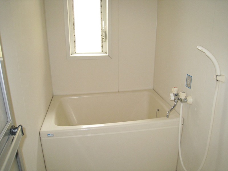 浴室（写真は102号室を引用しています）