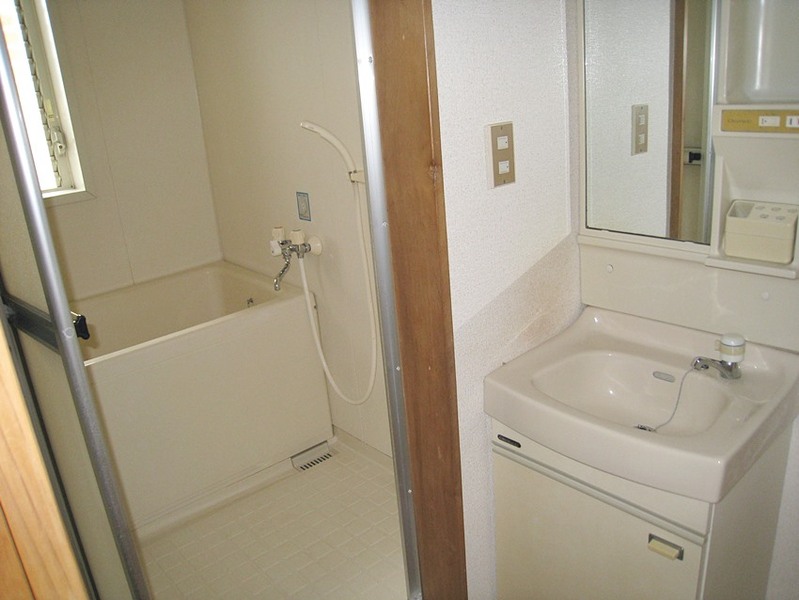 洗面台・浴室（写真は102号室を引用しています）
