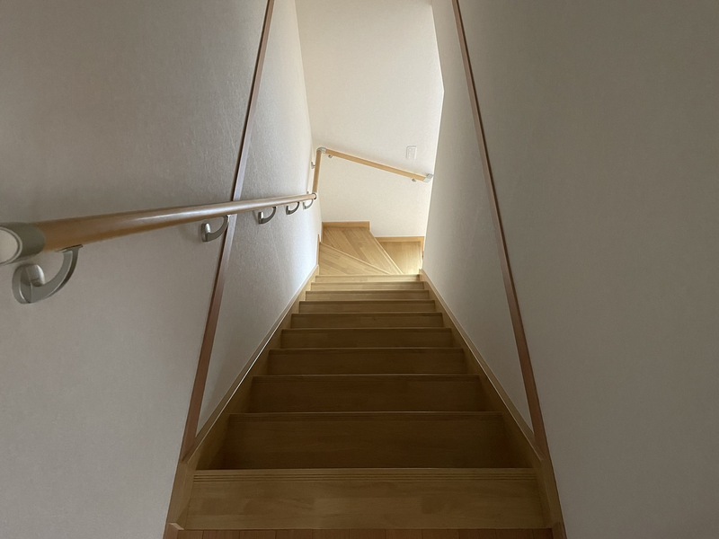 階段（写真は102号室を引用）