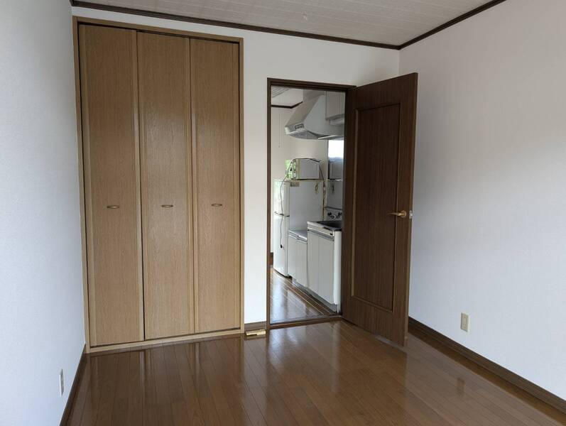 洋室（写真は103号室を引用）